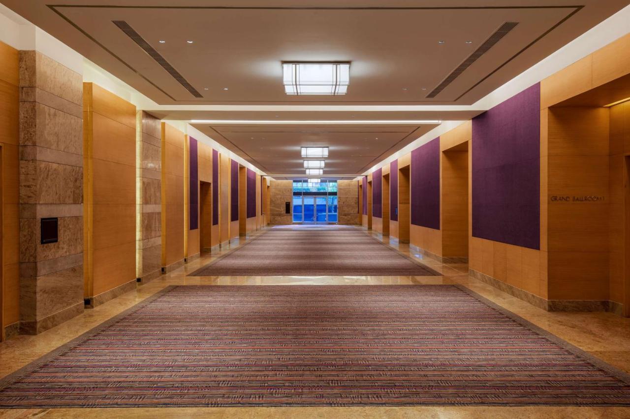 Grand Hyatt Mumbai Hotel And Residences Exterior foto A corridor at the hotel