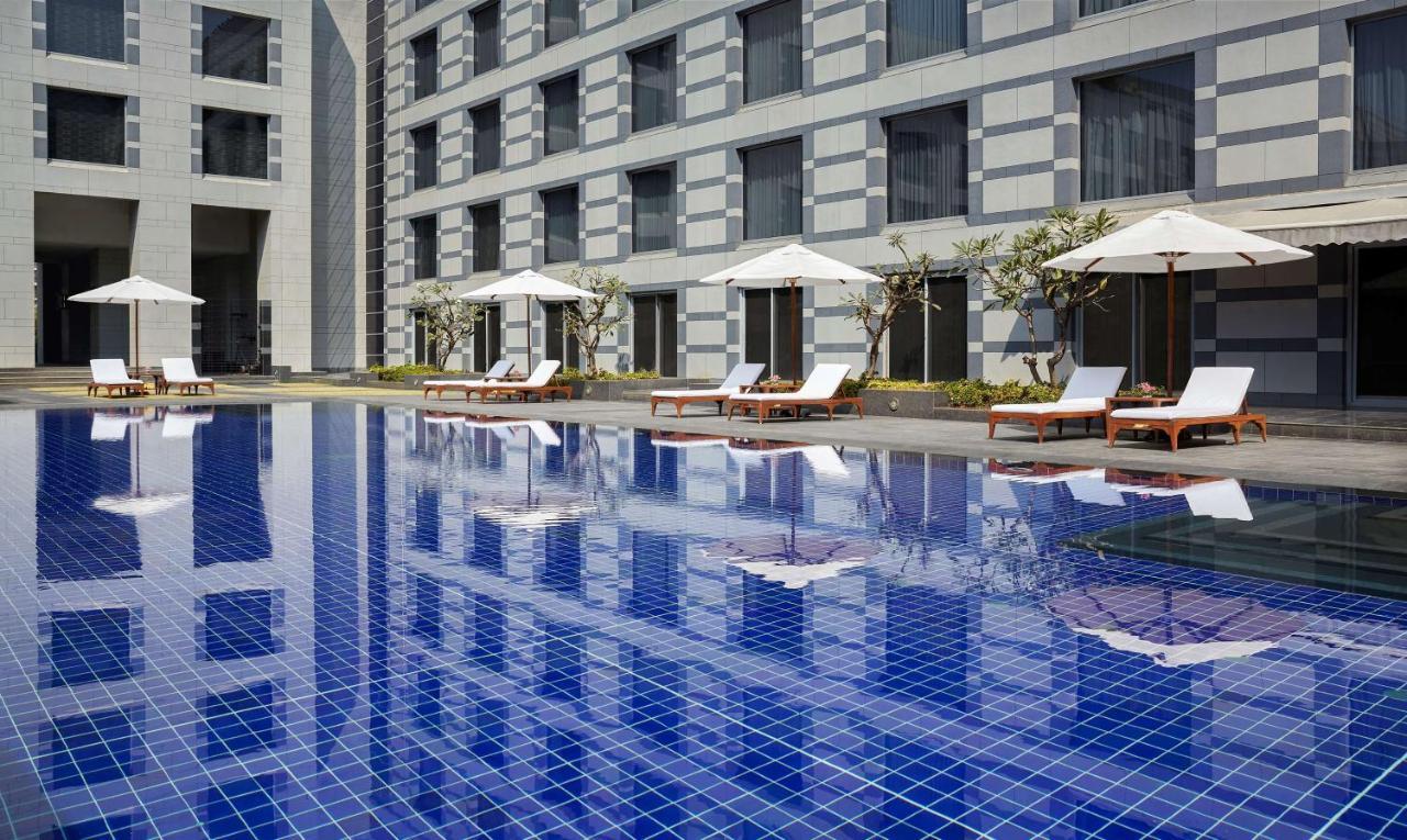 Grand Hyatt Mumbai Hotel And Residences Exterior foto The pool at the hotel
