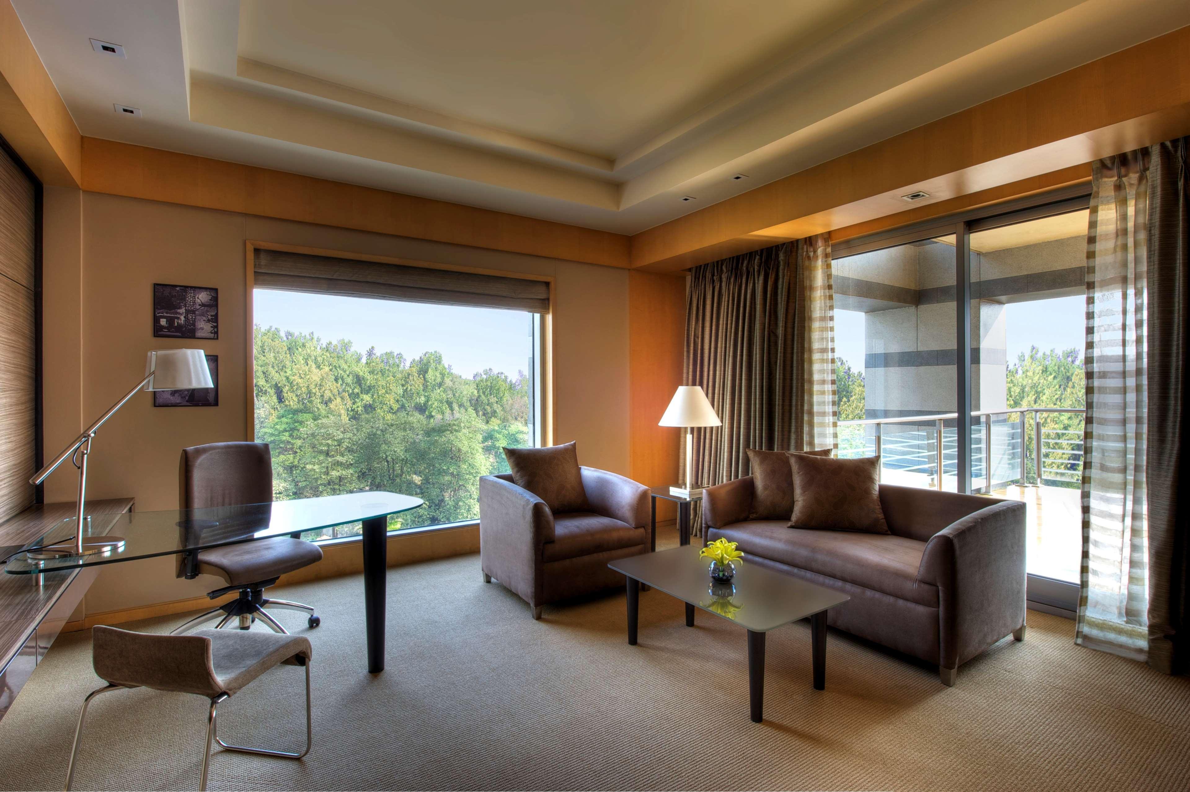 Grand Hyatt Mumbai Hotel And Residences Exterior foto A suite at the hotel