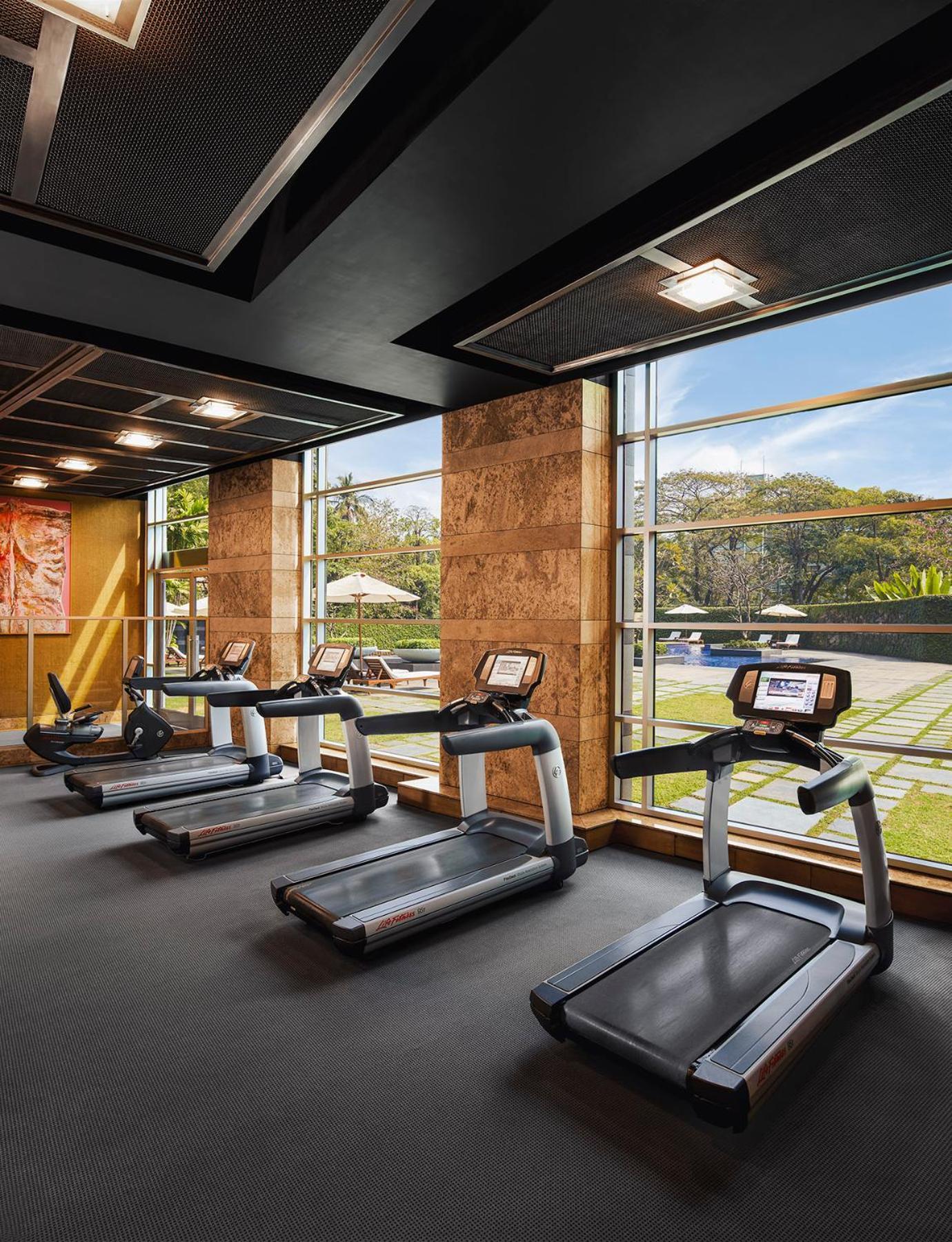 Grand Hyatt Mumbai Hotel And Residences Exterior foto The gym at the Taj Bengal