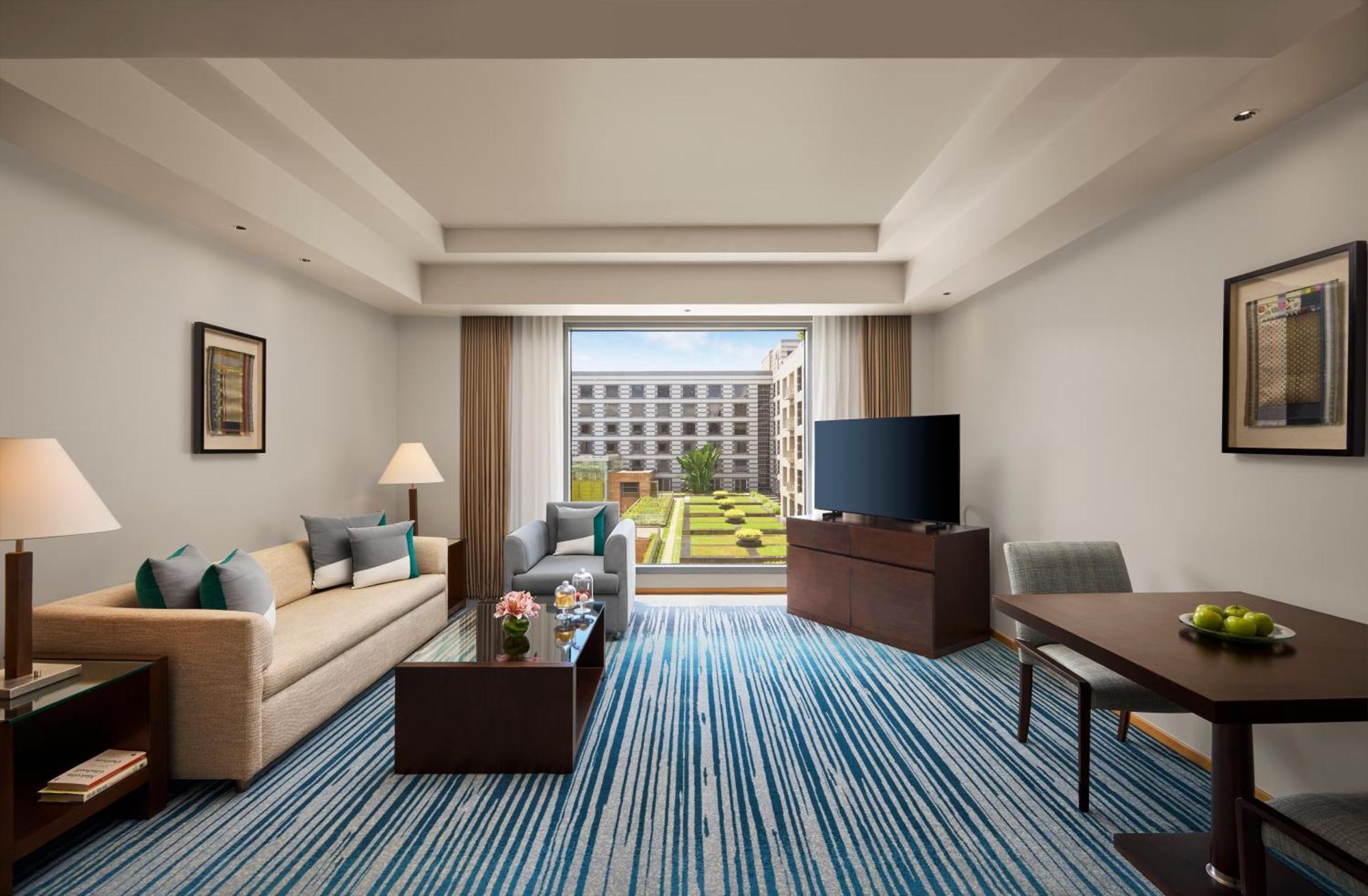 Grand Hyatt Mumbai Hotel And Residences Exterior foto Living room of a suite